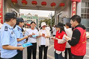 湖人官方：中锋卡斯尔顿遭遇右手腕骨折 将于两周内重新评估